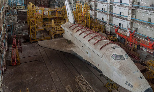 Tại cơ sở này, hai tàu con thoi không sử dụng, bị xếp xó có tên là Burya và OK-MT.