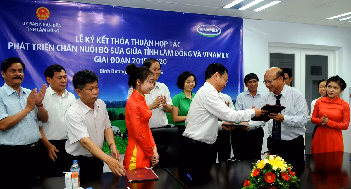 Đại diện lãnh đạo tỉnh Lâm Đồng và Vinamilk cùng ký kết thỏa thuận hợp tác phát triển chăn nuôi bò sữa giữa tỉnh Lâm Đồng và Vinamilk giai đoạn 2015 - 2020.