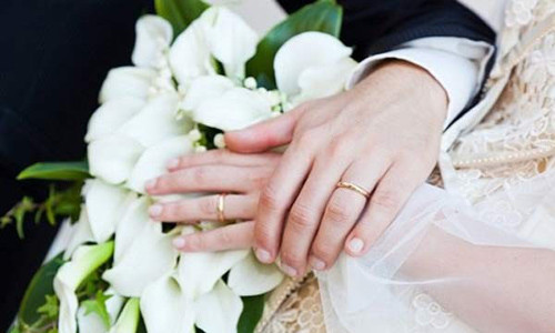 Tại Pháp, sau khi lễ cưới hoàn tất, những người bạn của cô dâu sẽ gom nhặt tất cả thức ăn thừa, rác và tất cả những thứ bẩn thỉu khác rồi cho vào một chiếc bát hình bồn cầu. Sau đó, cô dâu và chú rể sẽ phải ăn thức ăn kinh khủng đó trước mắt mọi người.