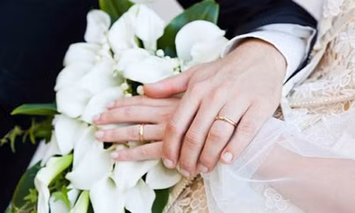 Tại Pháp, sau khi lễ cưới hoàn tất, những người bạn của cô dâu sẽ gom nhặt tất cả thức ăn thừa, rác và tất cả những thứ bẩn thỉu khác rồi cho vào một chiếc bát hình bồn cầu. Sau đó, cô dâu và chú rể sẽ phải ăn thức ăn kinh khủng đó trước mắt mọi người.