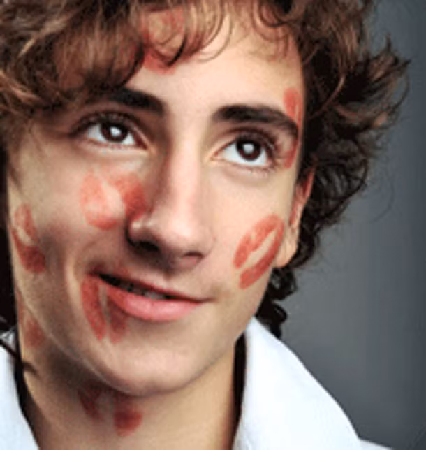 Tại Thụy Điển, mỗi khi cô dâu hoặc chú rể rời khỏi bàn tiệc để dùng nhà vệ sinh thì những quan khách được hôn người còn lại rất nhiều. Theo đó, nếu chú rể rời khỏi bàn thì những nam giới có mặt trong bữa tiệc cưới đó được phép hôn cô dâu và ngược lại.