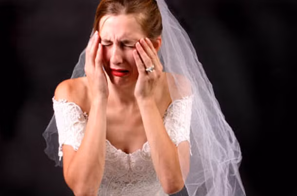 Người Tujia ở Trung Quốc cũng có phong tục cưới kỳ lạ, có 1-0-2. Theo đó, trước một tháng lấy chồng, cô dâu tương lai sẽ phải khóc 1 giờ/ngày. Sau 10 ngày, mẹ của cô dâu sẽ bắt đầu khóc cùng con và 10 ngày tiếp theo bà ngoại cũng khóc. Đến cuối tháng, mọi phụ nữ trong nhà sẽ khóc cùng cô dâu. Người Tujia làm như vậy vì coi đó là sự thể hiện niềm vui khi tiễn con gái về nhà chồng.