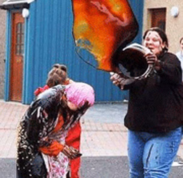 Tại một số vùng ở Scotland, người dân vẫn thực hiện phong tục cưới kỳ dị đó là bôi bẩn lên người cô dâu với lòng đỏ, lòng trắng trứng gà, nước sốt, mật đường, lông vịt… Họ tin rằng làm như vậy để chúc mừng hạnh phúc cô dâu.