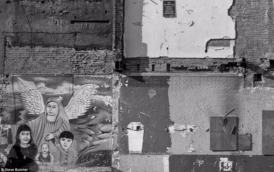 Một bức vẽ tranh tường xuất hiện sau khi một tòa nhà ở New York bị sập.