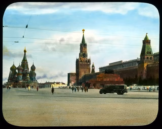 Quảng trường Đỏ rộng thênh thang và sạch sẽ.