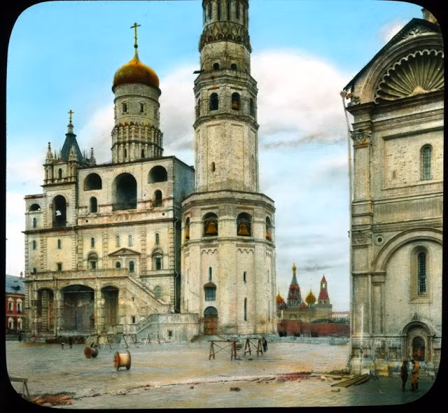 Tháp chuông Ivan đại đế khiến du khách không khỏi choáng ngợp bởi vẻ đẹp và lối kiến trúc độc đáo khi đến đây.