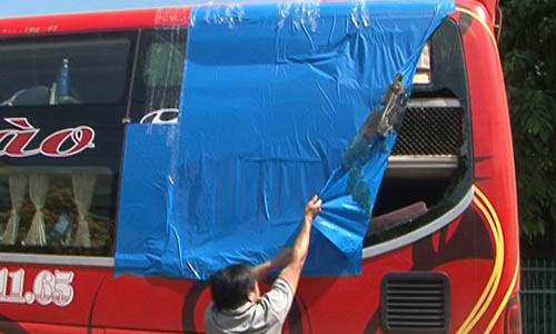 Hang loat xe giuong nam bi nem da, kinh vo tung toe