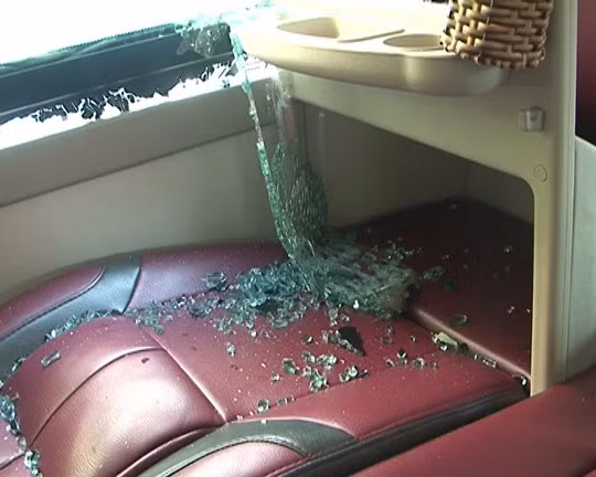 Hang loat xe giuong nam bi nem da, kinh vo tung toe-Hinh-2