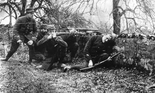 Nhóm lính Pháp trong trận Marne diễn ra năm 1914. Theo một số tài liệu, Chiến tranh thế giới 1 (diễn ra từ năm 1914 - 1918) đã cướp đi sinh mạng của 13,6 triệu người và khiến khoảng 20 triệu người bị tàn phế.