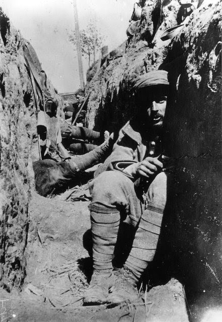 Lính Pháp ẩn mình trong hầm trú ẩn để tránh bị thương bởi những mảnh bom đạn.