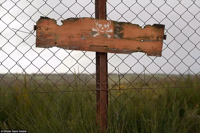 Hiện khu vực này vẫn bị cấm người ngoài tiếp cận khu vực chiến trường Verdun năm xưa do đất bị nhiễm độc nặng.