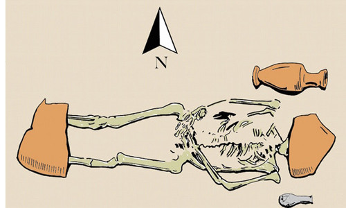 Nhà khảo cổ học Giovanni Di Stefano đã tái hiện lại hình ảnh về xác chết ở trong ngôi mộ khác thường trên. Theo đó, thi thể người chết có những điểm đáng chú ý là những mảnh vỡ của chiếc vò hai quai lớn của Hy Lạp đè lên trên đầu và chân.