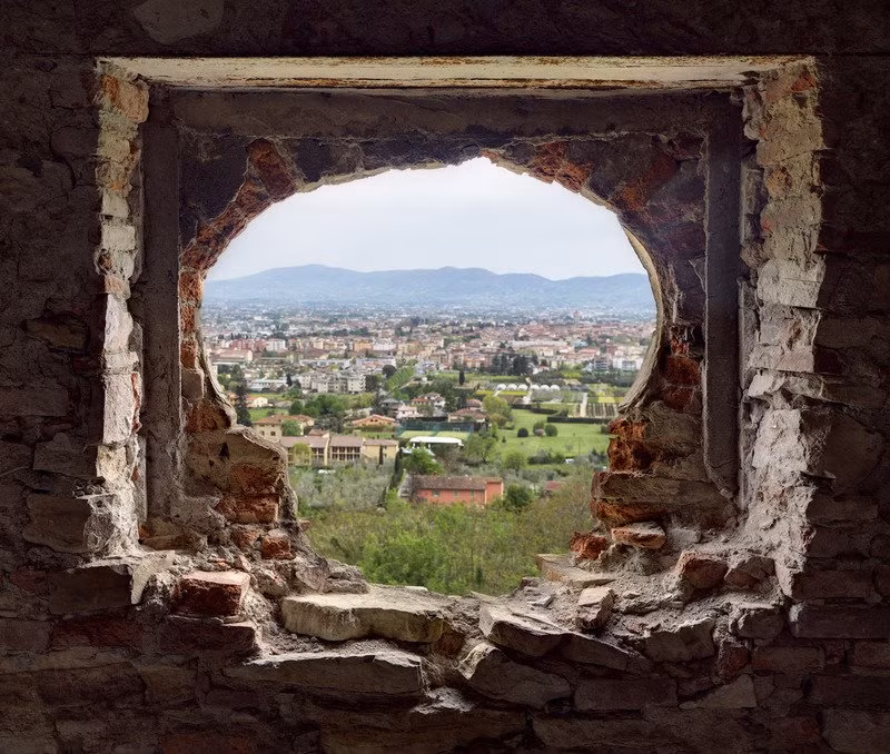 Góc ảnh chụp từ một biệt thự bỏ hoang ở miền Bắc Italy.