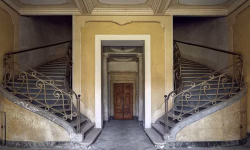 Lối cầu thang bên trong khu phức hợp casino bị bỏ hoang ở Italy.