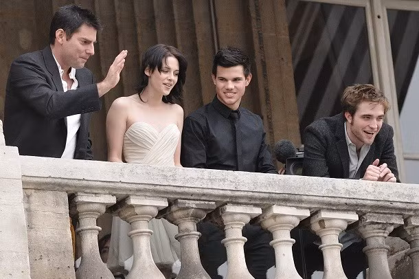 Tác phẩm Twilight (Chạng vạng) đã làm thay đổi những quan niệm về ma cà rồng trước kia. Tác giả của cuốn tiểu thuyết Stephenie Meyer đã viết tác phẩm Twilight từ giấc mơ liên quan đến tình yêu giữa con người và ma cà rồng. Thêm vào đó, ma cà rồng sẽ phát sáng khi tiếp xúc với ánh sáng mặt trời.