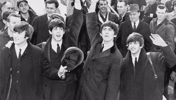 "Yesterday" của nhóm nhạc The Beatles là một trong những bài hát bất hủ và có nhiều bản cover nhất lịch sử. Thành viên Paul McCartney đã viết bài hát này sau khi nằm mơ. Ngay khi thức dậy, ông bắt đầu viết tác phẩm này trên đàn piano đặt ngay bên cạnh ông.