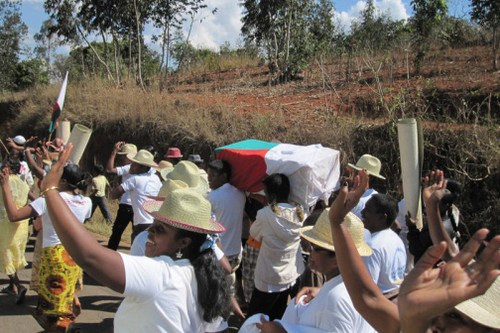 Nhảy múa với người chết. Ở Madagascar, nghi lễ mai táng người chết truyền thống của họ có tên gọi là Famadihana. Họ mang những bộ hài cốt của người thân từ mộ về và sau đó cho bộ xương mặc quần áo rồi cùng nhảy múa. Nghi lễ này được gọi là đổi xương và được thực hiện 7 năm/lần. Họ tin rằng linh hồn của những người đã chết sẽ gia nhập với tổ tiên sau khi cơ thể người chết đã phân hủy hoàn toàn và thực hiện các nghi lễ thích hợp. Ngày nay người ta không thực hiện nghi lễ này nữa vì họ cho rằng nó đã lỗi thời.