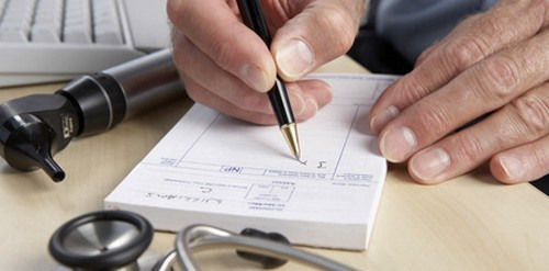 Kết quả một cuộc khảo sát cho thấy, 7.000 người chết mỗi năm vì đơn thuốc viết tay cẩu thả của bác sĩ. Các chuyên ra tin rằng chữ viết tắt không rõ ràng của bác sĩ trong đơn thuốc có thể gây nguy hiểm đến tính mạng bệnh nhân. Vì vậy, nhiều bệnh viện đã sử dụng việc kê toa thuốc điện tử để tránh xảy ra tình trạng này.