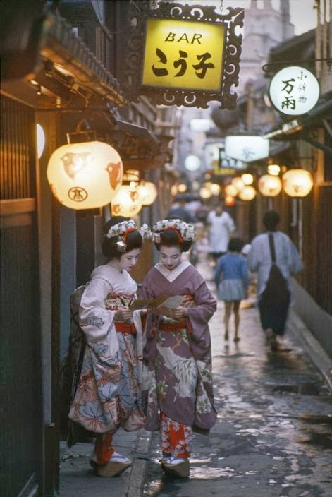 Những thiếu nữ xinh đẹp trong trang phục kimono truyền thống là một trong những hình ảnh ấn tượng, đẹp mắt về đất nước Nhật Bản năm 1961.