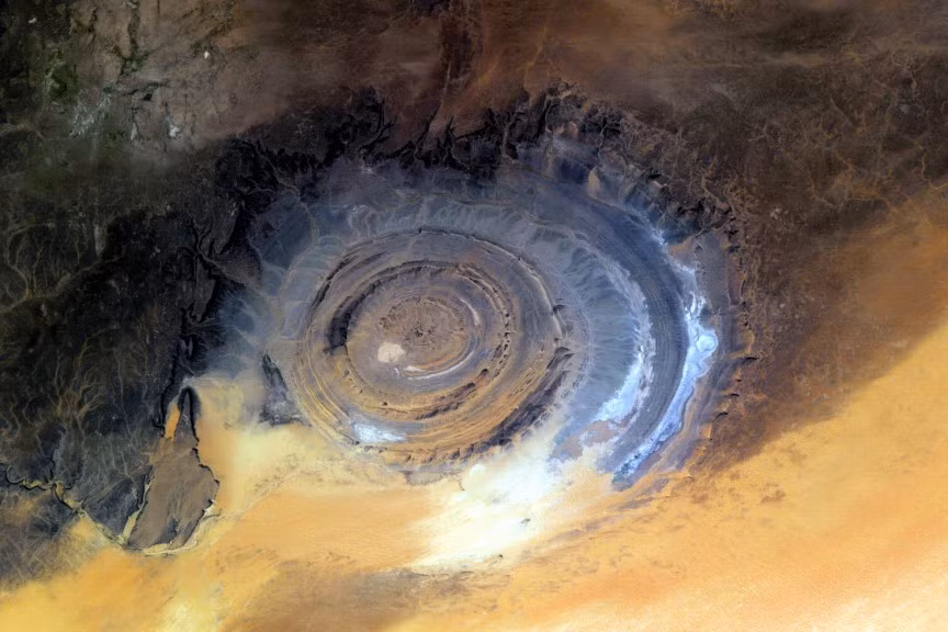 5. “Richat Structure” (Cấu trúc Richat) hay còn gọi là “Eye of the Sahara” (Con mắt của Sahara) là một trong những địa điểm trên trái đất nhìn giống thế giới ngoài hành tinh. Cấu trúc Richat là một kết cấu địa chất hình elip nổi lên giữa sa mạc Sahara, trông như con mắt khi nhìn từ trên cao, nằm ở trung tâm phía Tây nước Mauritania, gần khu vực Ouadane.