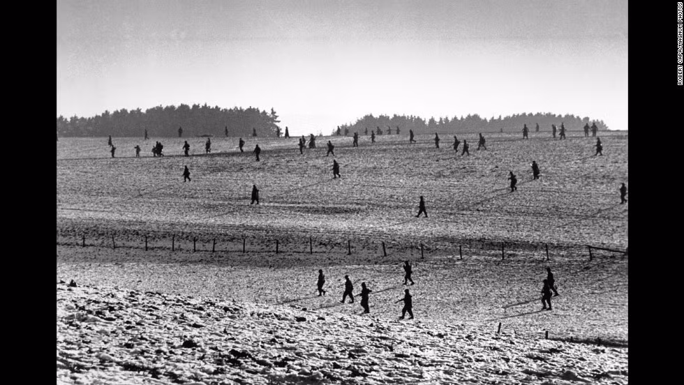 Lính Mỹ di chuyển trên chiến trường Bulge. Quân đồng minh đã có một cuộc tấn công lớn vào phát xít Đức ở vùng núi Ardennes, Bỉ, Luxembourg và Pháp.