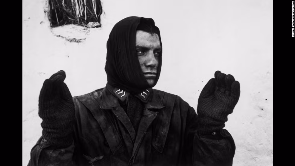 Hình ảnh tù binh chiến tranh Đức bị quân đồng minh bắt giữ trong trận Bulge.