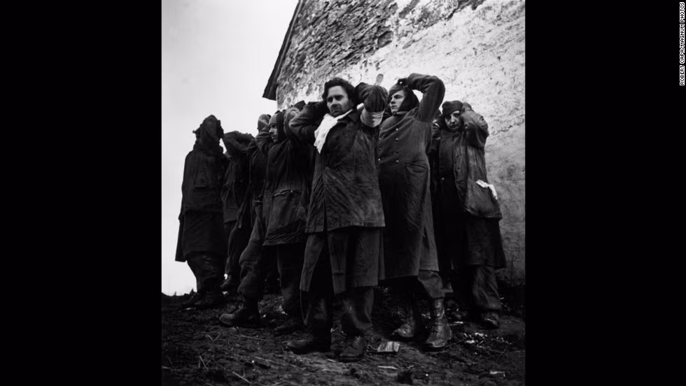 Tù nhân chiến tranh Đức bị quân đội Mỹ bắt giữ tại chiến trường trong thời gian diễn ra trận chiến Bulge.