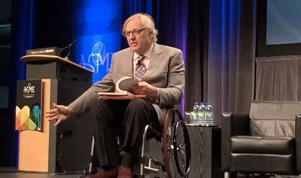 Làm việc cho Dateline những năm 90, John Hockenberry là một trong những nhà báo đầu tiên sử dụng một chiếc xe lăn xuất hiện trước công chúng qua các kênh truyền hình Mỹ. Ông John ngồi xe lăn sau khi xảy ra tai nạn xe hơi năm 19 tuổi.