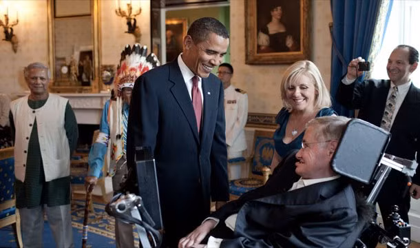 Mặc dù được chẩn đoán mắc bệnh ALS khi 21 tuổi nhưng Stephen Hawking vẫn không đầu hàng số phận. Ông đã vượt lên nghịch cảnh, chiến đấu với bệnh tật và trở thành một trong những nhà vật lý hàng đầu thế giới.