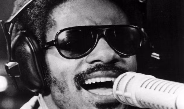 Stevie Wonder - một trong những ca sĩ, nhạc sĩ nổi tiếng thời đại bị mù bẩm sinh. Nhưng vượt lên trên số phận, Stevie Wonder đã sáng tác và làm nên tên tuổi với nhiều tác phẩm hay.
