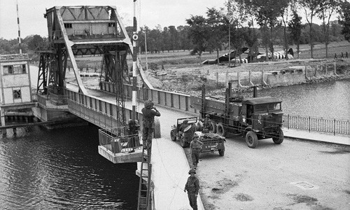 Chỉ vì tướng Schmidt của phát xít Đức say rượu do uống suốt đêm với bạn gái nên đã không kịp thời ra lệnh phá hủy cầu Pegasus (trong ảnh).