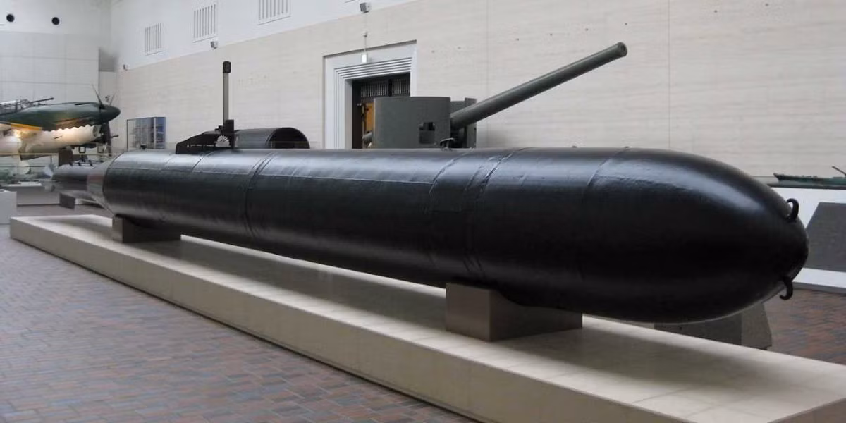 Ngư lôi Kaiten được Hải quân Nhật Bản sử dụng vào những năm 1944 - 1945. Đây là loại thủy lôi có người lái và là một phần của chương trình vũ khí tự sát mà Nhật Bản triển khai hồi cuối Chiến tranh thế giới 2. Sau khi phóng từ tàu ngầm, một thủy thủ sẽ điều khiển ngư lôi hướng về mục tiêu của kẻ địch để gây thiệt hại đến mức tối đa.