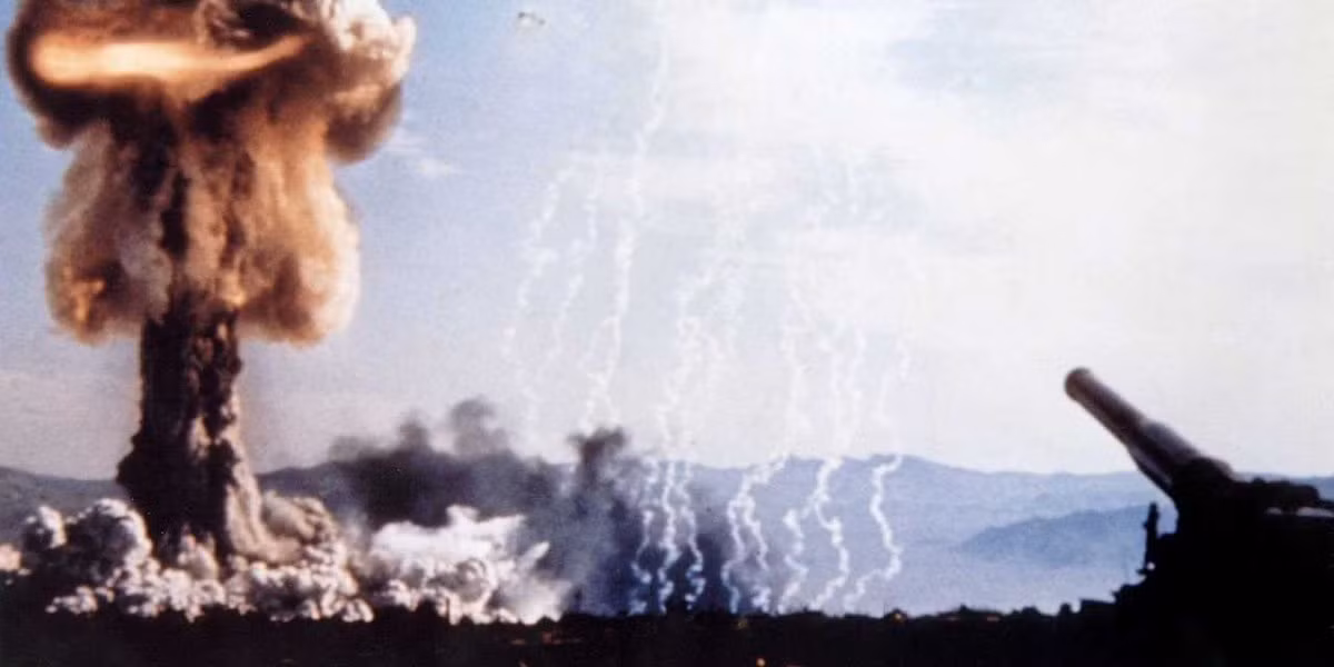 Trong Chiến tranh Lạnh, các chuyên gia đã nghĩ ra khái niệm về "vũ khí hạt nhân chiến thuật" bên cạnh vũ khí bom hạt nhân có sức hủy diệt khủng khiếp. Loại vũ khí kỳ lạ này là những khẩu pháo bắn đạn hạt nhân, với độ phá hủy không quá lớn nhưng vẫn đủ sức gây thiệt hại cho đối phương.