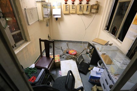 Đồ đạc trong phòng bị xáo trộn lung tung.