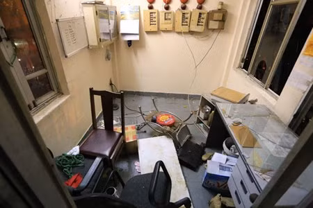 Đồ đạc trong phòng bị xáo trộn lung tung.