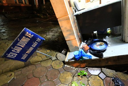 Khi căn phòng nghiêng, chiếc bàn đã chắn ngang cửa chính.