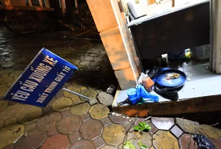 Khi căn phòng nghiêng, chiếc bàn đã chắn ngang cửa chính.