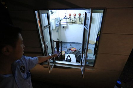 Ba người bảo vệ phải bật cửa sổ để thoát ra ngoài.