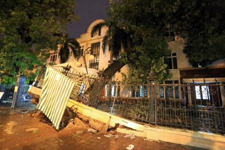 Khuôn mặt vẫn hiện rõ sự hoảng sợ, anh Đặng Hồng Quân, 23 tuổi, bảo vệ ở đây kể lại: "Tôi cùng hai người nữa đang ngồi trong phòng trực bỗng thấy mặt đất nghiêng đột ngột, đồ đạc trong phòng đổ vỡ. Chiếc bàn bị xô nghiêng chắn ngang cửa chính, ba người chúng tôi vội bật cửa sổ chui ra ngoài. May mắn cây xà cừ đổ không đè nóc phòng nên chúng tôi còn chui ra ngoài được”.