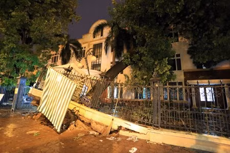 Khuôn mặt vẫn hiện rõ sự hoảng sợ, anh Đặng Hồng Quân, 23 tuổi, bảo vệ ở đây kể lại: "Tôi cùng hai người nữa đang ngồi trong phòng trực bỗng thấy mặt đất nghiêng đột ngột, đồ đạc trong phòng đổ vỡ. Chiếc bàn bị xô nghiêng chắn ngang cửa chính, ba người chúng tôi vội bật cửa sổ chui ra ngoài. May mắn cây xà cừ đổ không đè nóc phòng nên chúng tôi còn chui ra ngoài được”.