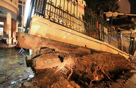 Một bên móng của căn phòng bị bật cao hơn 1m so với mặt đường.