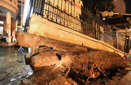 Một bên móng của căn phòng bị bật cao hơn 1m so với mặt đường.