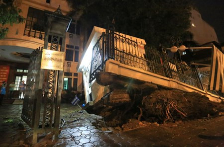 Ghi nhận tại hiện trường, móng của phòng bảo vệ bị hất lên cao hơn 1m so với mặt đất. Phía bên trong, đồ đạc xô lệch, kính vỡ vương vãi khắp nơi, một bảo vệ bị thương nhẹ do giẫm phải mảnh kính vỡ.