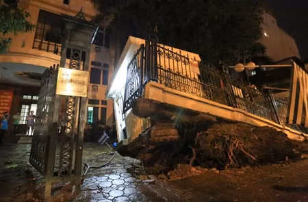 Ghi nhận tại hiện trường, móng của phòng bảo vệ bị hất lên cao hơn 1m so với mặt đất. Phía bên trong, đồ đạc xô lệch, kính vỡ vương vãi khắp nơi, một bảo vệ bị thương nhẹ do giẫm phải mảnh kính vỡ.