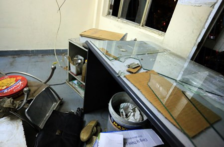 Kính vỡ vương vãi khắp nơi