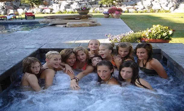 Bồn tắm nước nóng. Nhiều chuyên gia cho rằng, người Ai Cập cổ đại là những người đầu tiên sử dụng bồn tắm nước nóng để chữa bệnh từ năm 2000 TCN. Sau đó, người La Mã đã phát triển phát minh này, với những bồn tắm lớn hơn ở trong nhà. Những bồn tắm này không chỉ được sử dụng để chữa bệnh mà còn có mục đích giúp con người thư giãn.