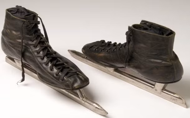 Giày trượt băng. Theo nghiên cứu của Federico Formenti thuộc ĐH Oxford, giày trượt băng đầu tiên trên thế giới xuất hiện ở phía Nam Phần Lan cách đây 3.000 năm. Khi đó, giày trượt băng được làm từ xương động vật giúp con người di chuyển dễ dàng qua địa hình băng tuyết.