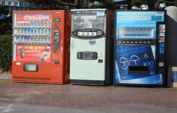 Máy bán hàng tự động. Một giáo sư từ thời Hy Lạp cổ đại phát minh ra. Máy bán hàng tự động đầu tiên của nhân loại chính là máy “bán nước”. Theo đó, khi bạn bỏ một đồng xu vào thì đồng xu đó sẽ rơi vào một đĩa cân. Sau đó, đĩa cân trên được nối với một cái đòn bẩy dùng để mở van. Chiếc đĩa sẽ nghiêng khi đồng xu rơi ra và như thế là nước không chảy ra nữa.