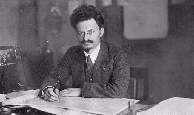 Điều kỳ lạ là Leon Trotsky không chết ngay tức khắc. Thay vào đó, ông đứng dậy và giằng co với sát thủ cho đến khi những nhân viên bảo vệ đến. Tuy nhiên, đến ngày hôm sau, Leon Trotsky qua đời tại bệnh viện.