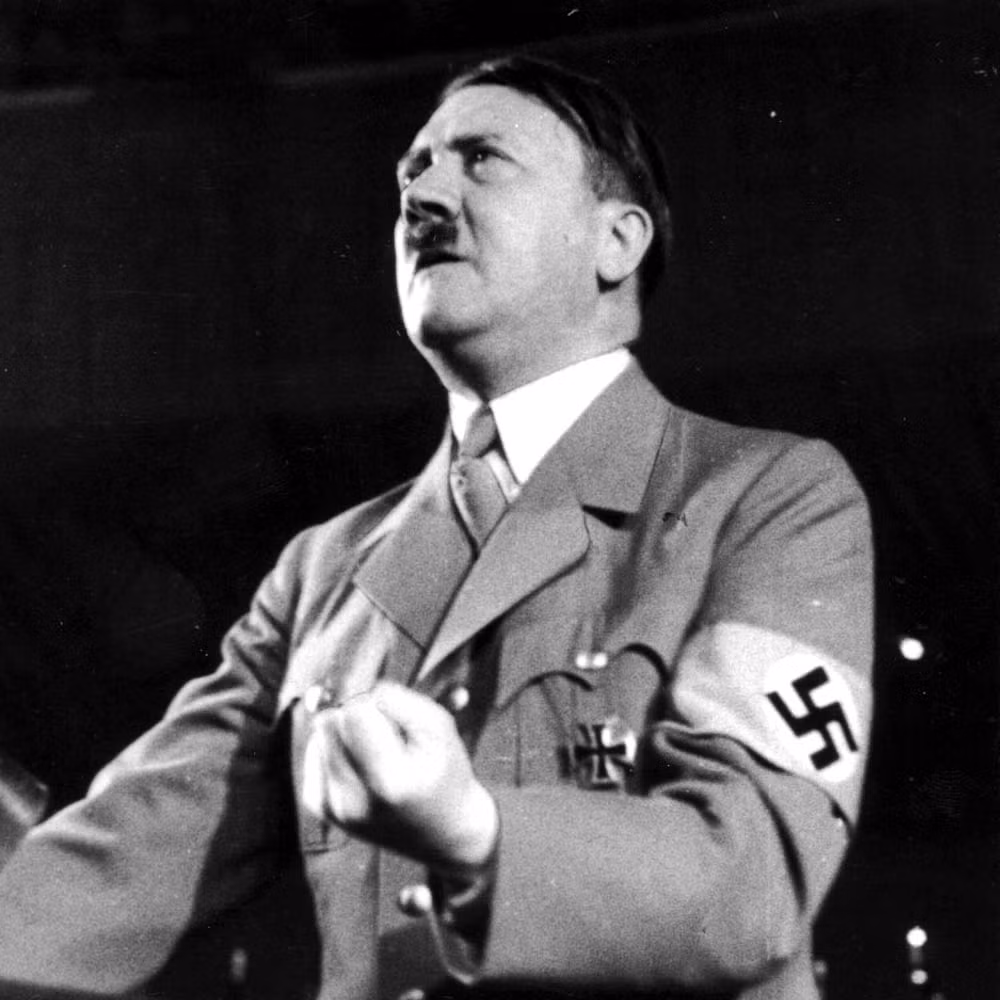 Một trong những vụ ám sát Hitler nổi tiếng nhất đó là xe chở Hitler khi đi qua quảng trường Charles de Gaulle tại thủ đô Warsaw của Ba Lan (tên gọi hiện nay) suýt nữa thì bị quân đội Ba Lan làm nổ ngày 5/10/1039. Nhưng may mắn là một công dân Ba Lan đã vô tình phá hỏng kế hoạch ám sát trùm phát xít Đức.